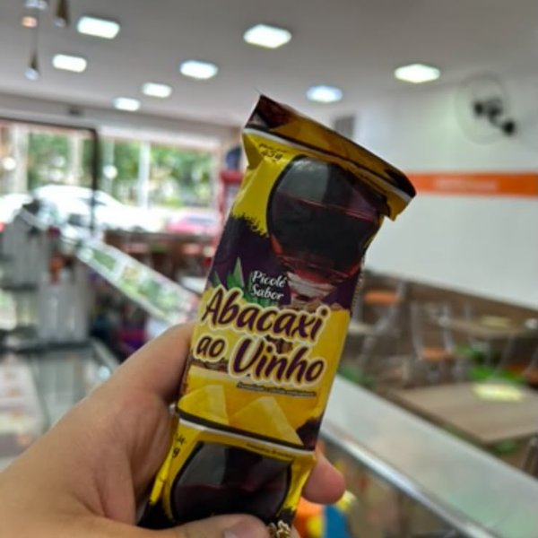 PICOLÉ DE ABACAXI AO VINHO